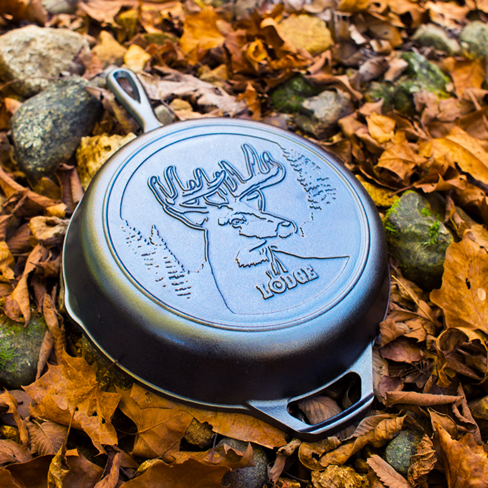 Lodge | L8SKWLDRINT | Wildlife Series™ 26 cm Seasoned Cast Iron Deer Skillet