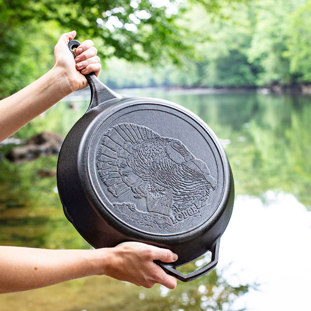 Lodge | L12SKWLTKY | Wildlife Series™ 33.6 cm Seasoned Cast Iron Turkey Skillet